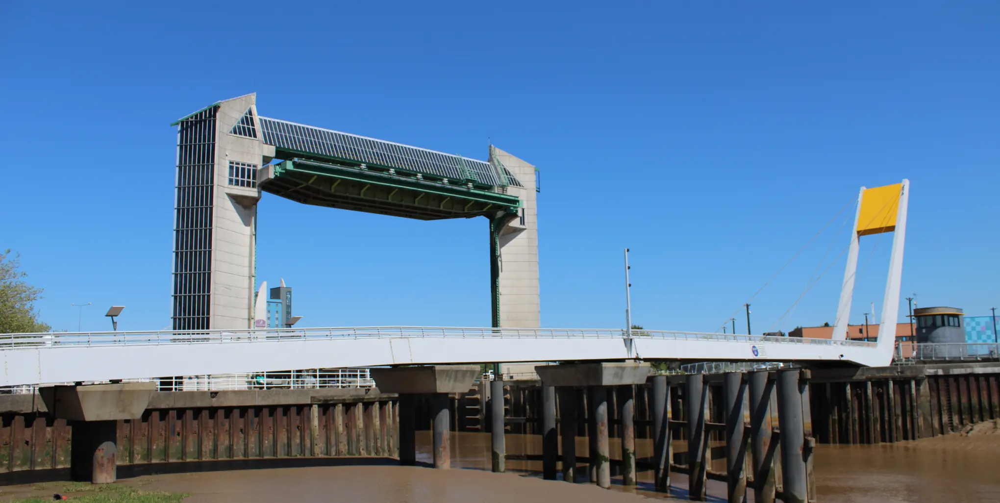 Photo showing the whole Deep rotating footbridge